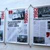 Drei Plakate nebeneinander aufgespannt, darauf Texte und Schwarzweiß-Fotos und die Jahreszahlen 1981, 1980 und 1982 in Rot, lesbar die Überschriften: Feministischer Protest der 1980er Jahre und Friedensbewegung