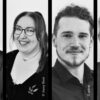 Kollage aus vier scharz-weiß-Portraitfotos von zwei weiblich und zwei männlich gelesenen Personen gemischten Alters. Zwei tragen runde Brillen, alle lächeln und sind eher formell gekleidet.