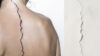 Auf dem Rücken einer weißen Person ist eine schwarze unregelmäßige Linie entlang der Wirbelsäule tattoowiert. Rechts daneben ist die Vorlage des Tattoos: Ein Riss in der Wand.
