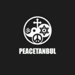 Das Peacetanbul Logo mit Peacezeichen, Kreuz, Davidstern, Yin Yang und dem Om Symbol