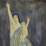 Ein Gemälde einer Frau in einem grauen Gewand, die ein Baby auf ihrer Hüfte trägt. Mutter und Kind zeigen beide ihre Mittelfinger mit hoch erhobenen Armen.