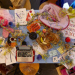 Collage aus Gegenständen auf einem Tisch
