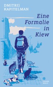 Book cover of "Eine Formalie in Kiew": a drawing in blue tones of a man with a backpack walking through a street, buildings are indicated on the left. Several cats are lying and walking at his feet.