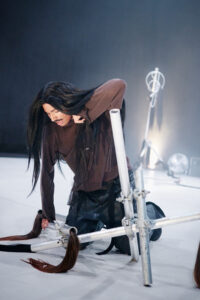 Ausschnitt aus der Performance »and from their hair, unending forest« von Adam Seid Tahir.