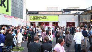 Many people on the piazza in front of the Kampnagel building.