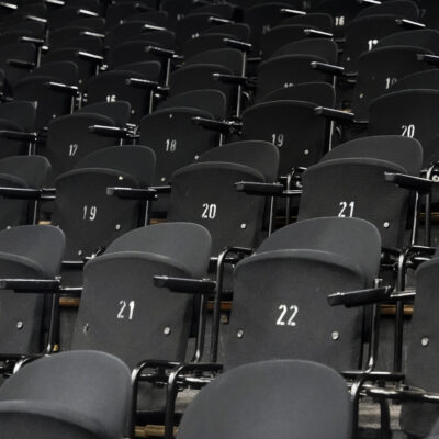 Leere Stühle in der großen Kampnagel-Halle k6