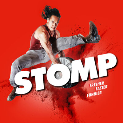 Stomp Titelmotiv. Eine tanzende Person springt mit gestreckten Beinen in die Luft und schlägt zwei Platten gegeneinander. Unter ihr steht »Stomp« in Großbuchstaben und mit dem Untertitel "Fresher, Faster, Funnier".