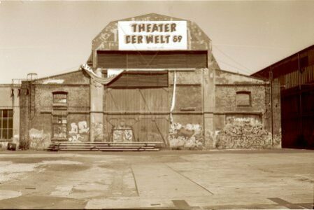 black and white fotograph of a Kampnagel building with a Theater der Welt 1989 banner.