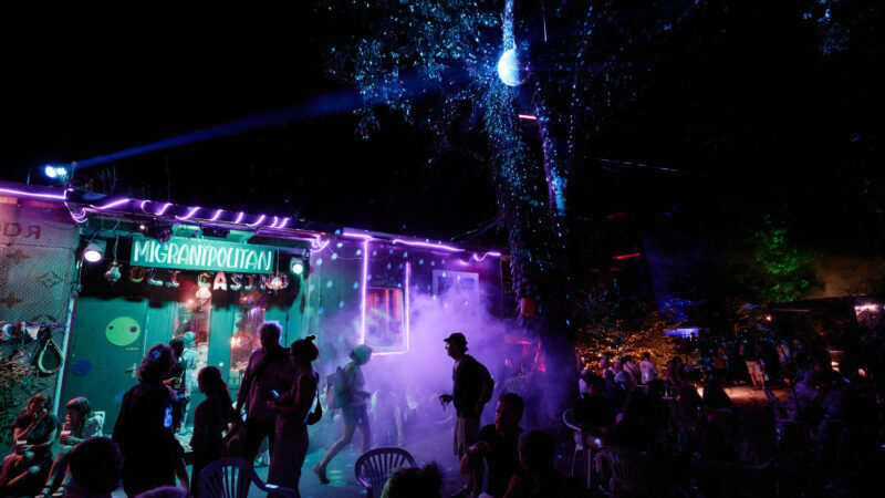 Migrantpolitan bei Nacht in Partystimmung mit Nebel und buntem Licht