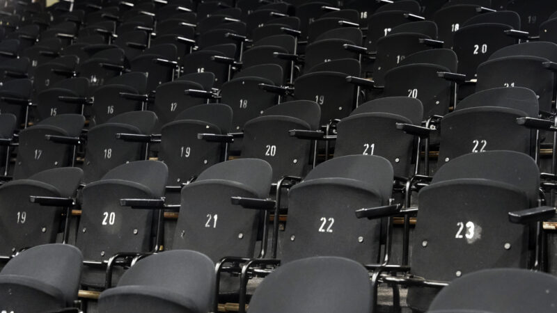Leere Stühle in der großen Kampnagel-Halle k6