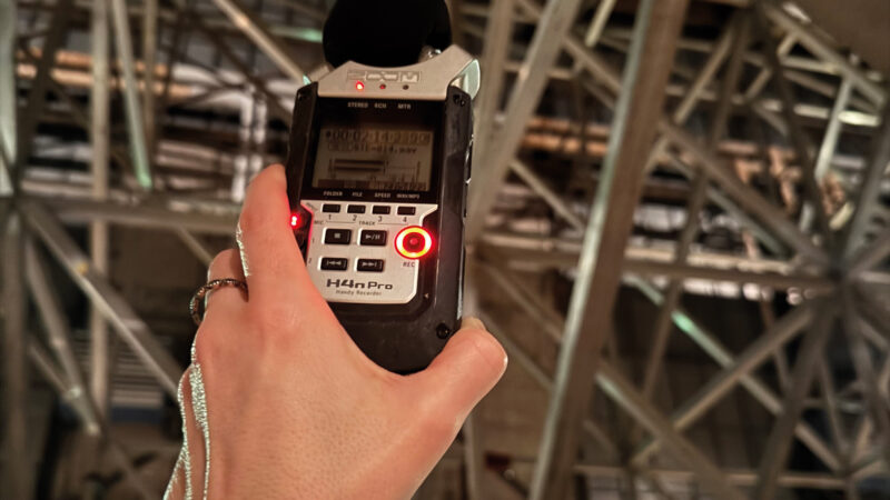 Eine Person hält einen tragbaren Audiorekorder.